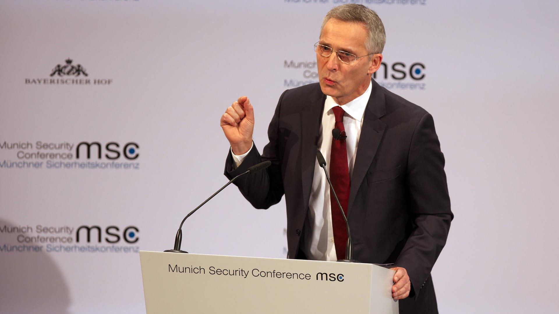 Nato: Generalsekretär Stoltenberg will bei den Verteidigungsausgaben nicht sparen. Nato: Generalsekretär Stoltenberg will bei den Verteidigungsausgaben nicht sparen.