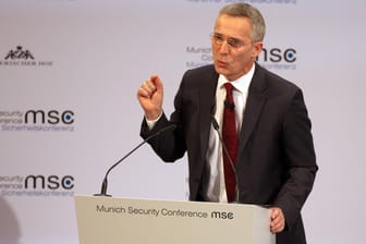 Nato: Generalsekretär Stoltenberg will bei den Verteidigungsausgaben nicht sparen.