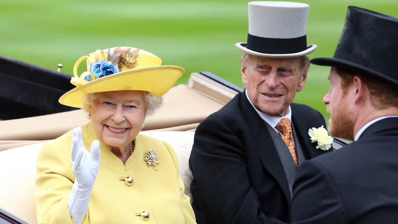 Queen Elizabeth und Prinz Philip: Die beiden sind seit über 70 Jahren verheiratet – Philip feiert inzwischen seinen 99. Geburtstag.
