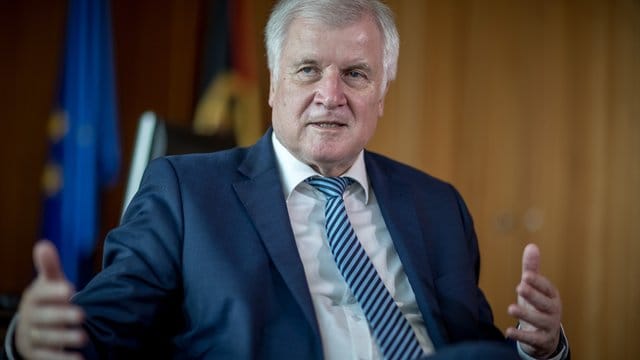 Horst Seehofer (CSU), Bundesminister für Inneres, Heimat und Bau. Horst Seehofer (CSU), Bundesminister für Inneres, Heimat und Bau.