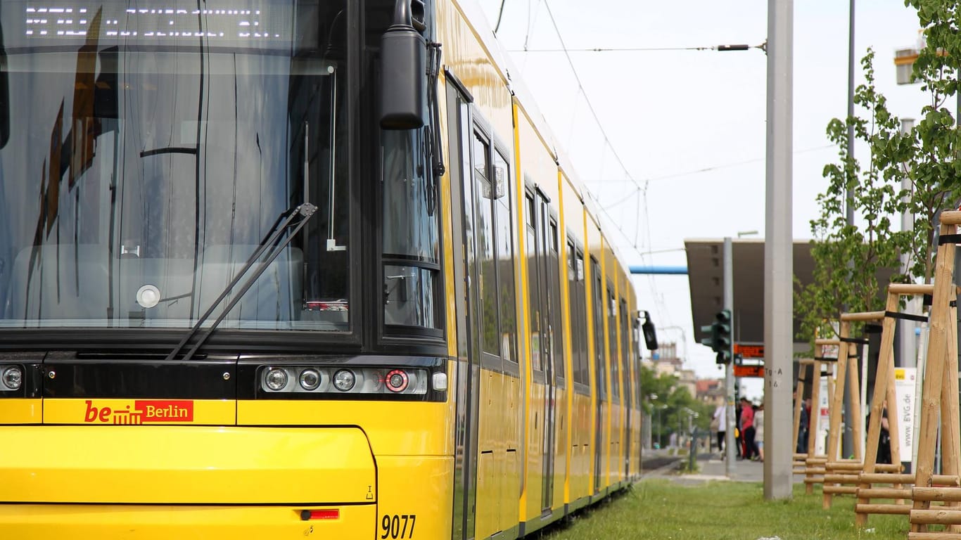 Eine Niederflur-Straßenbahn in Berlin (Symbolbild): In Rummelsburg ist vor zwei Jahren eine 13-Jährige unter eine Tram geraten und konnte nicht gerettet werden.