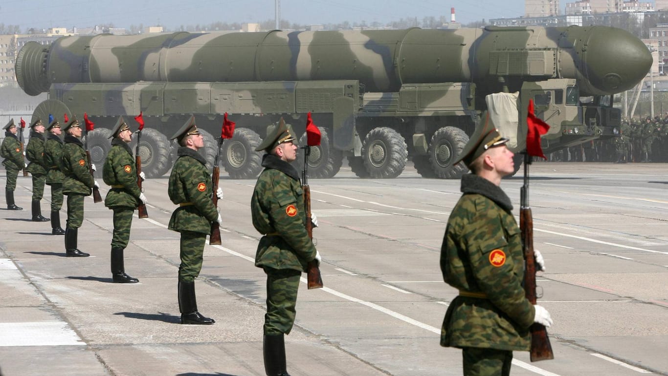 Eine Militärparade in Russland (Archivfoto): Russland und die USA wollen am 22. Juni bei Gesprächen auf Ebene der Außenministerien in Wien über eine mögliche neue atomare Abrüstungsvereinbarung sprechen.
