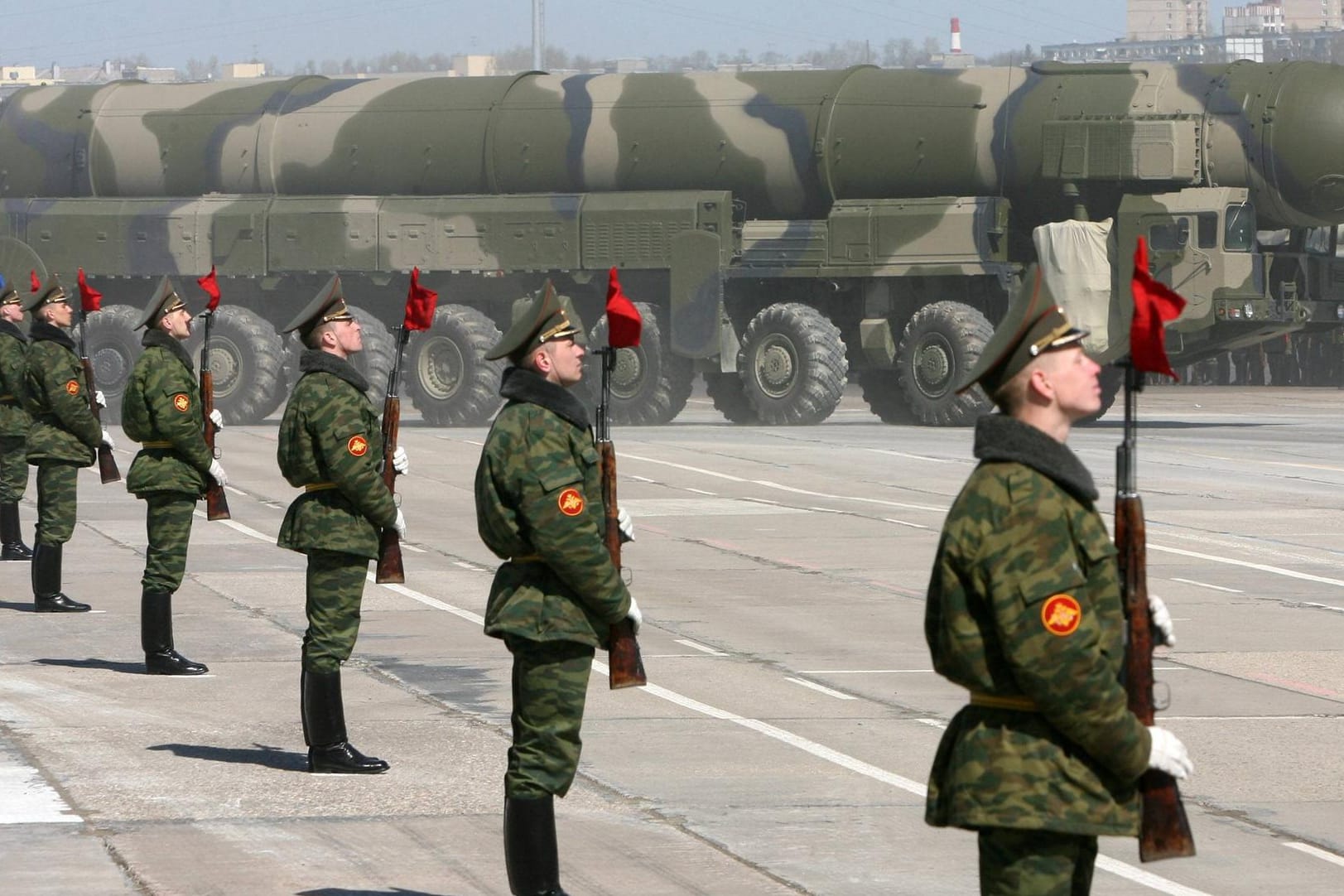 Eine Militärparade in Russland (Archivfoto): Russland und die USA wollen am 22. Juni bei Gesprächen auf Ebene der Außenministerien in Wien über eine mögliche neue atomare Abrüstungsvereinbarung sprechen.
