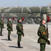 Eine Militärparade in Russland (Archivfoto): Russland und die USA wollen am 22. Juni bei Gesprächen auf Ebene der Außenministerien in Wien über eine mögliche neue atomare Abrüstungsvereinbarung sprechen.