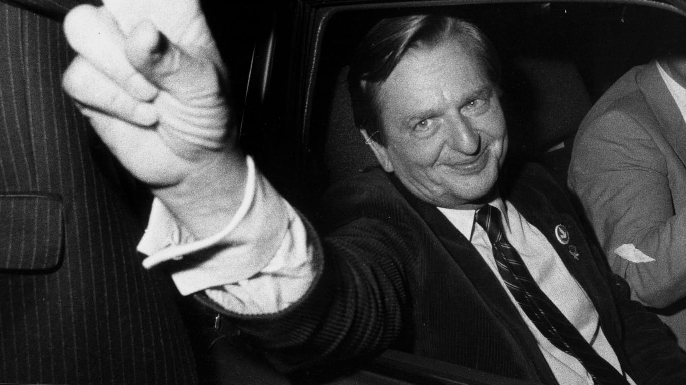 Der Sozialdemokrat und frühere schwedische Ministerpräsident Olof Palme nach seinem Wahlsieg im Jahr 1982.