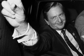 Der Sozialdemokrat und frühere schwedische Ministerpräsident Olof Palme nach seinem Wahlsieg im Jahr 1982.
