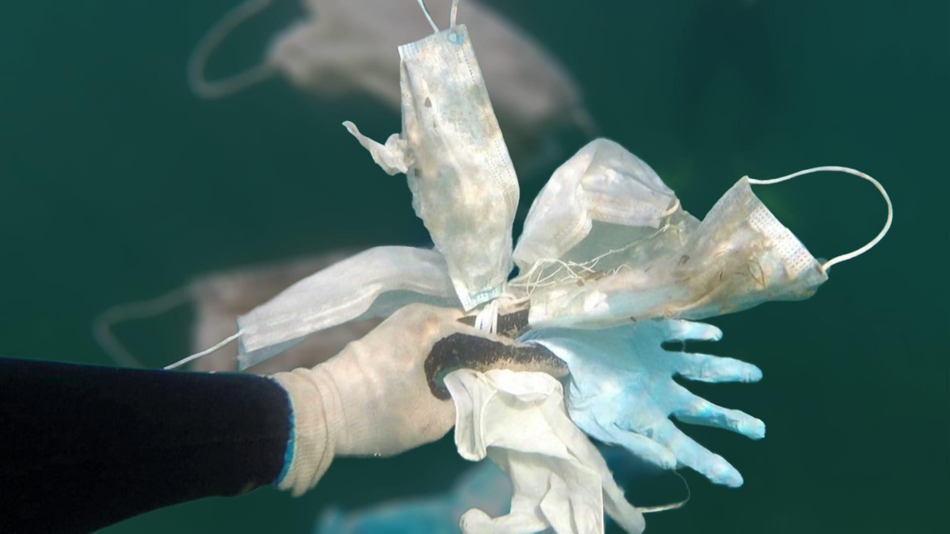 Masken und Schutzhandschuhe: Ein Taucher zeigt, was er vor der Cote d'Azur im Meer findet.