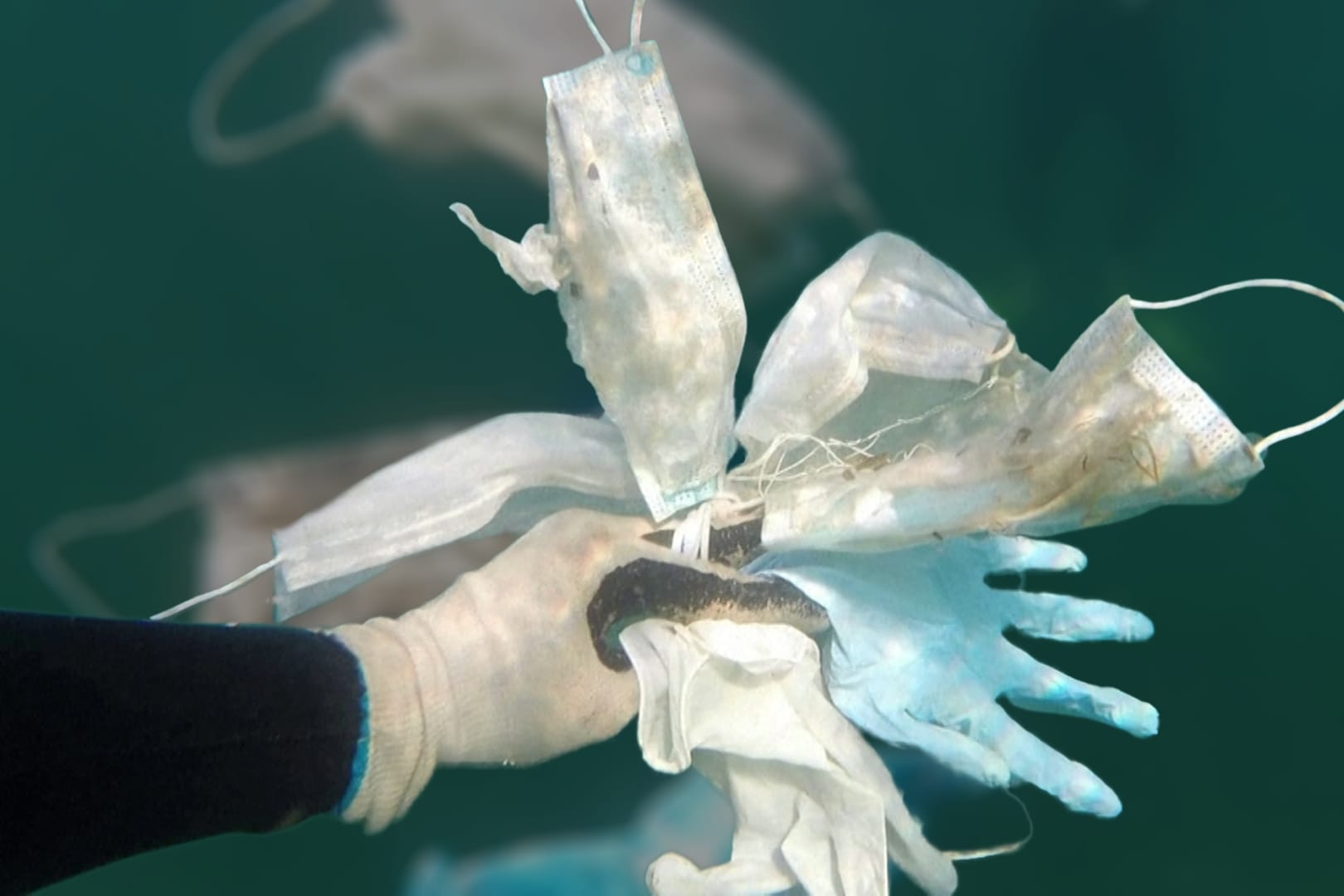 Masken und Schutzhandschuhe: Ein Taucher zeigt, was er vor der Cote d'Azur im Meer findet.