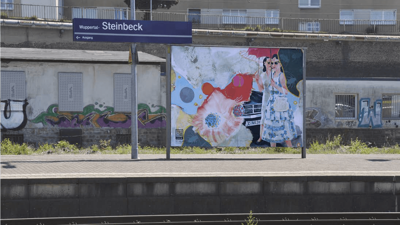 Ein Bild von Sabine Bohn hängt am Bahngleis in Wuppertal-Steinbeck: Die Aktion "out and about" gibt Künstlern die Möglichkeit, ihre Motive großflächig zu zeigen.