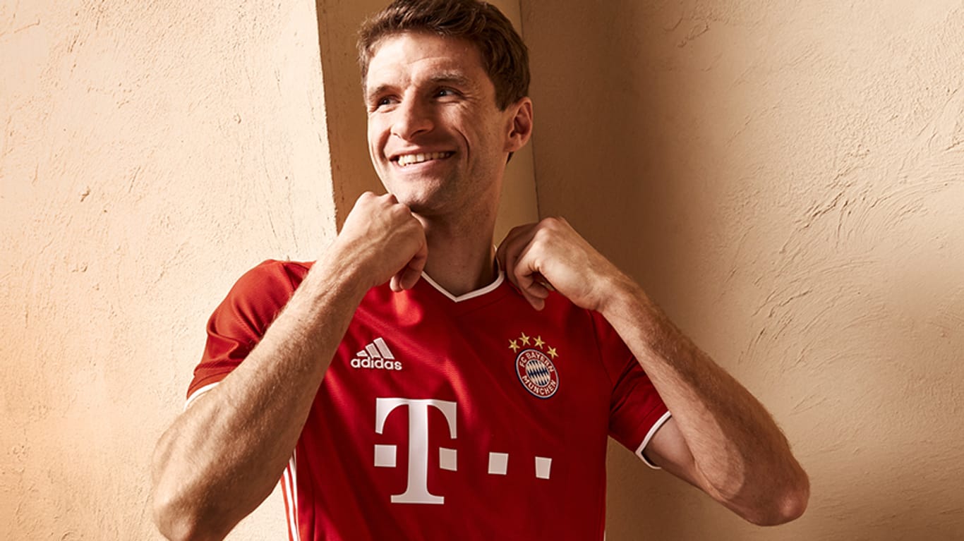 Traditionell gehalten: Thomas Müller im neuen Trikot des FC Bayern.