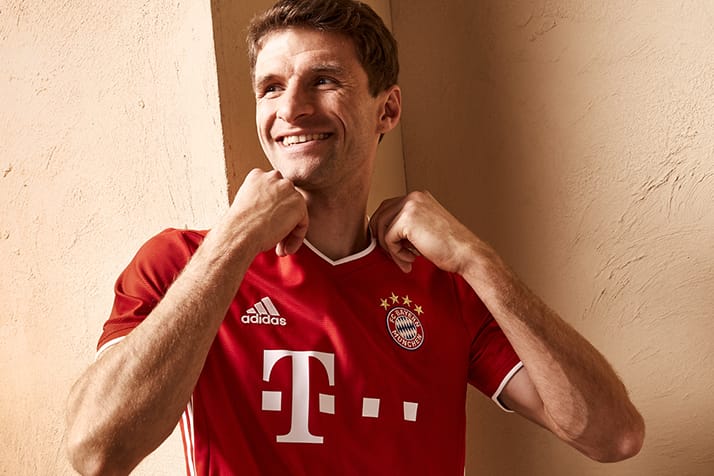 Traditionell gehalten: Thomas Müller im neuen Trikot des FC Bayern.