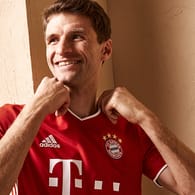 Traditionell gehalten: Thomas Müller im neuen Trikot des FC Bayern.