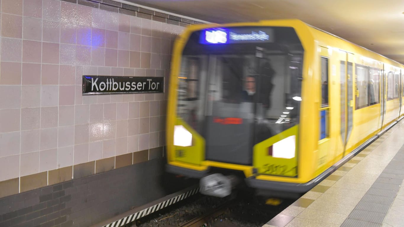 Eine U-Bahn fährt in den Bahnhof ein: Am Kottbusser Tor in Kreuzberg sollen Beamte angegriffen worden sein.