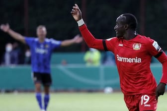 Leverkusens Moussa Diaby feiert sein Tor zum 0:1.