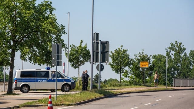 Beamte und ein Einsatzfahrzeug der Bundespolizei nahe einer Brücke am Grenzübergang nach Frankreich. Beamte und ein Einsatzfahrzeug der Bundespolizei nahe einer Brücke am Grenzübergang nach Frankreich.