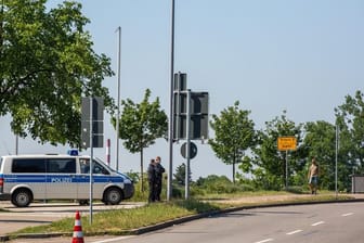 Beamte und ein Einsatzfahrzeug der Bundespolizei nahe einer Brücke am Grenzübergang nach Frankreich.