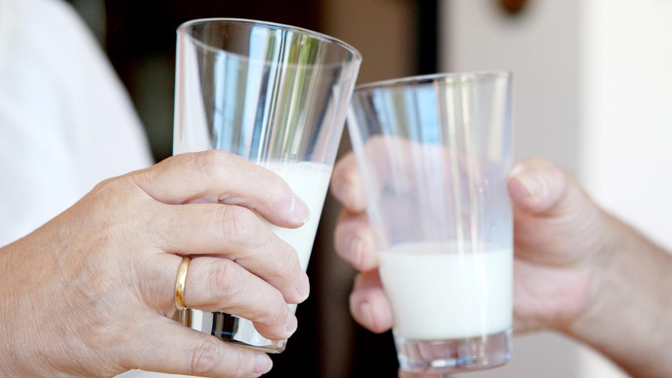 Osteoporose: Calcium ist gut für die Knochen. Der Mineralstoff steckt zum Beispiel in Milch.