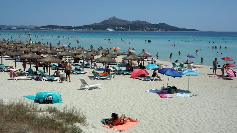 Strand von Alcudia auf Mallorca: So voll wie vor der Corona-Krise wird es diesen Sommer auf der Baleareninsel vermutlich nicht werden können.
