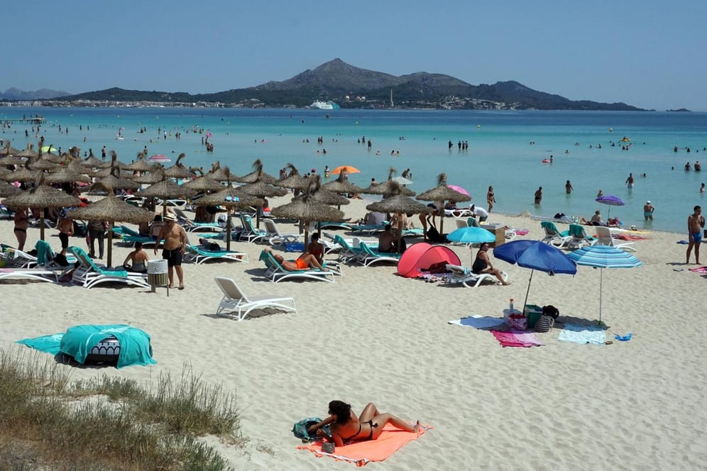 Strand von Alcudia auf Mallorca: So voll wie vor der Corona-Krise wird es diesen Sommer auf der Baleareninsel vermutlich nicht werden können.