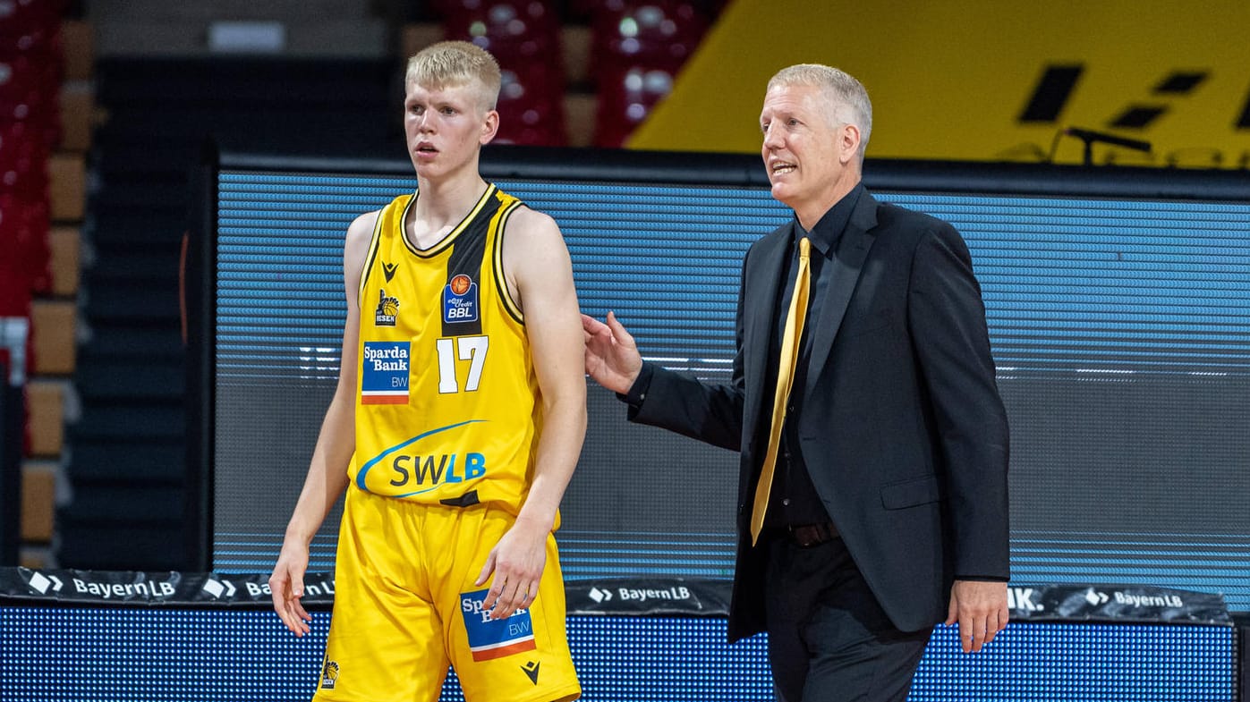 Jacob Patrick (li.) mit Vater und Trainer John Patrick (re.): Der Jungprofi soll helfen, den BBL-Titel nach Ludwigsburg zu holen.