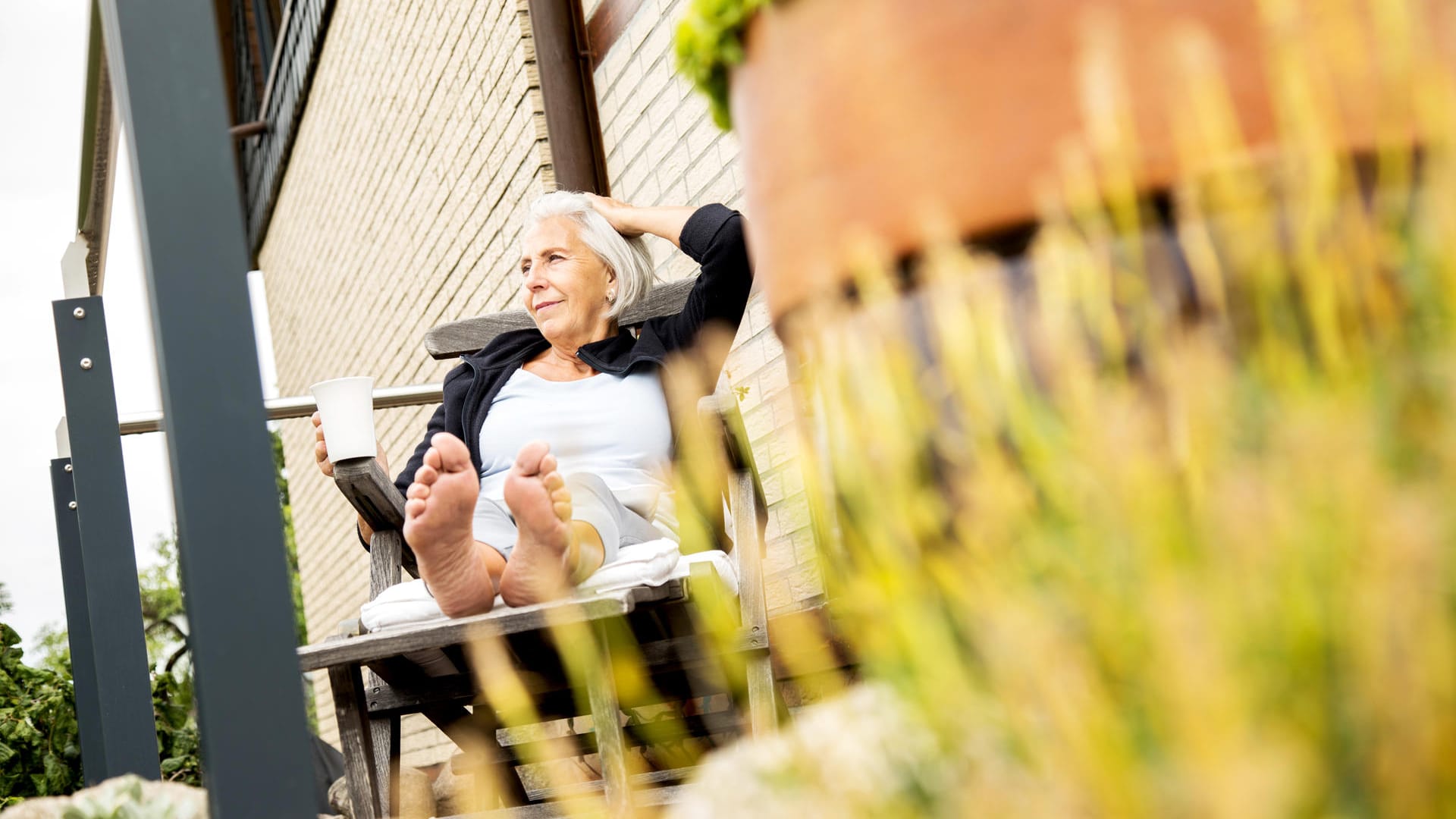 Osteoporose: Genug Vitamin D ist wichtig, das produziert der Körper in der Regel ganz alleine – solange man sich regelmäßig in der Sonne aufhält.