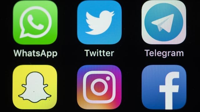 Die Logos von WhatsApp (obere Reihe l-r), Twitter und Telegram. Die Logos von WhatsApp (obere Reihe l-r), Twitter und Telegram.