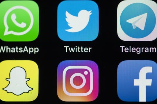 Die Logos von WhatsApp (obere Reihe l-r), Twitter und Telegram.