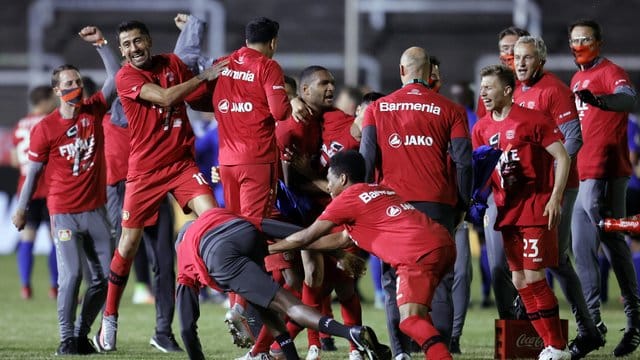 Die Spieler von Bayer Leverkusen feiern den Einzug ins Finale des DFB-Pokals. Die Spieler von Bayer Leverkusen feiern den Einzug ins Finale des DFB-Pokals.