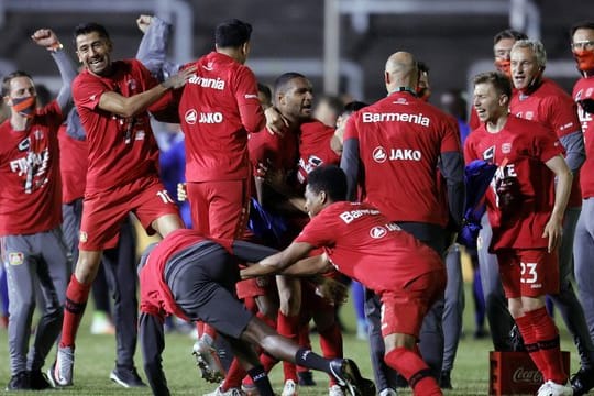 Die Spieler von Bayer Leverkusen feiern den Einzug ins Finale des DFB-Pokals.
