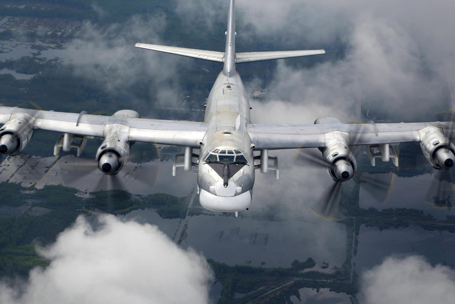 Eine Tupolev Tu-95MS: Vier dieser russischen Flugzeuge wurden nahe Alaska von US-Kampfjets abgefangen. (Symbolfoto)