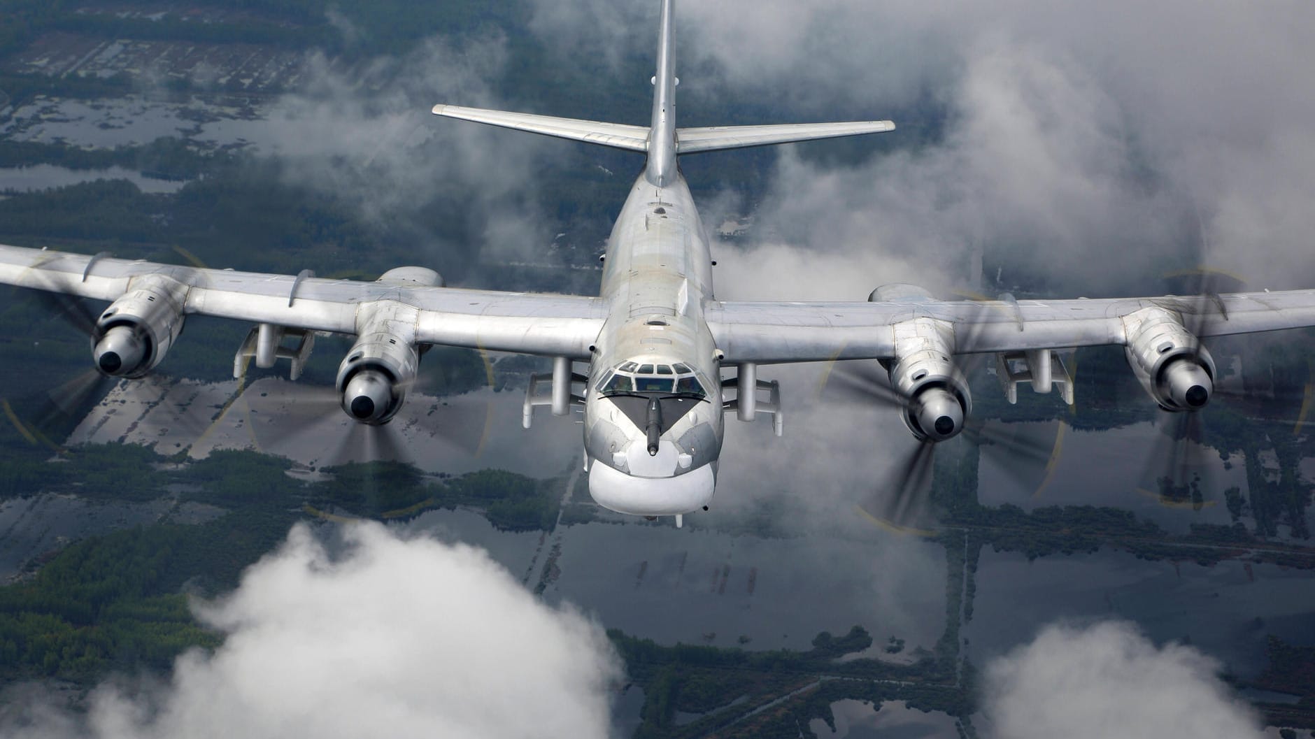 Eine Tupolev Tu-95MS: Vier dieser russischen Flugzeuge wurden nahe Alaska von US-Kampfjets abgefangen. (Symbolfoto)