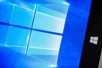 Ein Rechner mit Windows 10: Microsoft hat mehr als 100 Schwachstellen in Windows und anderer Software geschlossen.