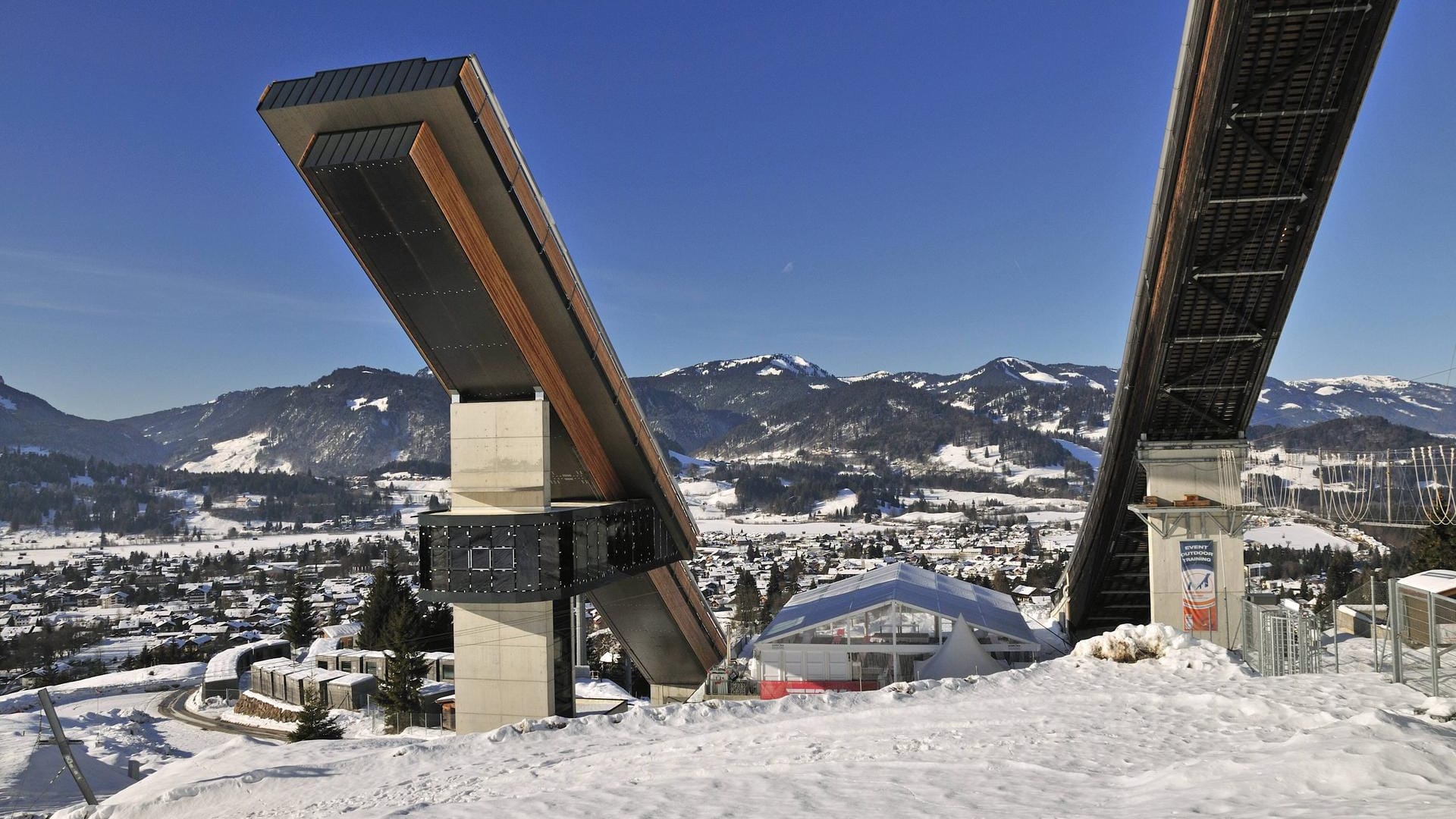 Die Normal- und die Großschanze in Oberstdorf: Skispringerinnen feiern kommendes Jahr auf der Großschanze ihre Premiere.