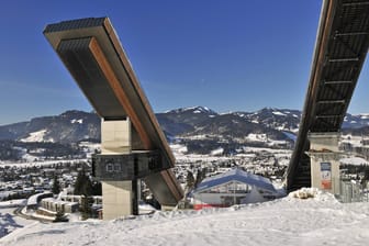Die Normal- und die Großschanze in Oberstdorf: Skispringerinnen feiern kommendes Jahr auf der Großschanze ihre Premiere.