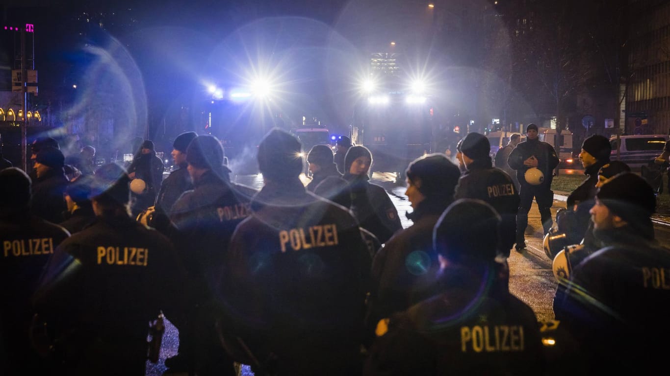 Polizisten bei der G20-Kundgebung in Hamburg: Ein Polizist aus München steht wegen seines Verhaltens vor Gericht.