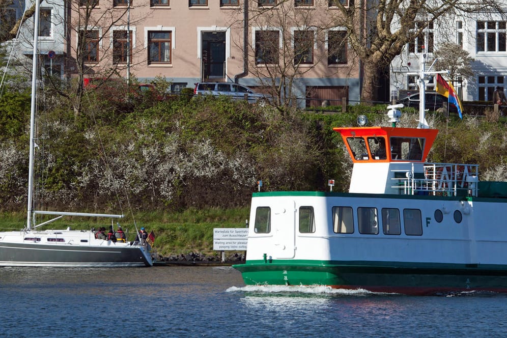 Fähre "Adler": Sie verbindet die Ufer am Nord-Ostee-Kanal in Kiel.