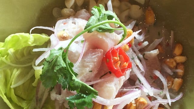 Bei Ceviche macht's die Säure: Durch die Zugabe von Zitronen- oder Limettensaft wird roher Fisch zart gegart.