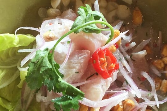 Bei Ceviche macht's die Säure: Durch die Zugabe von Zitronen- oder Limettensaft wird roher Fisch zart gegart.