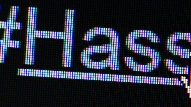 Der Hashtag #Hass auf einem Bildschirm.