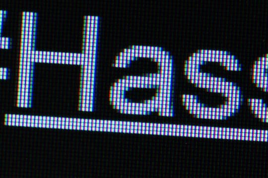Der Hashtag #Hass auf einem Bildschirm.