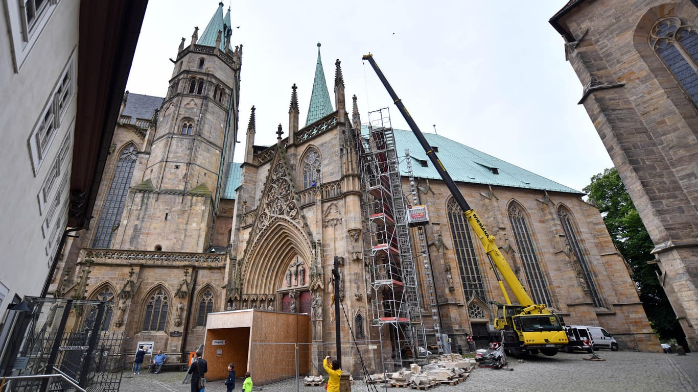 Sanierungsarbeiten am Erfurter Dom: Über die Jahrhunderte haben Zeit und Witterung an dem mächtigen Triangelportal genagt.