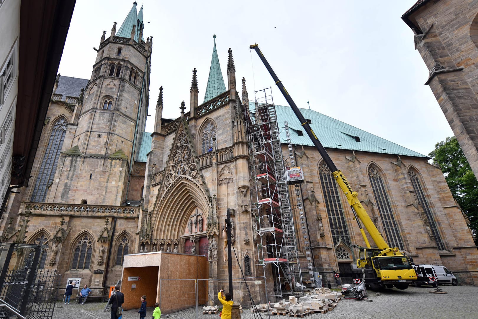 Sanierungsarbeiten am Erfurter Dom: Über die Jahrhunderte haben Zeit und Witterung an dem mächtigen Triangelportal genagt.