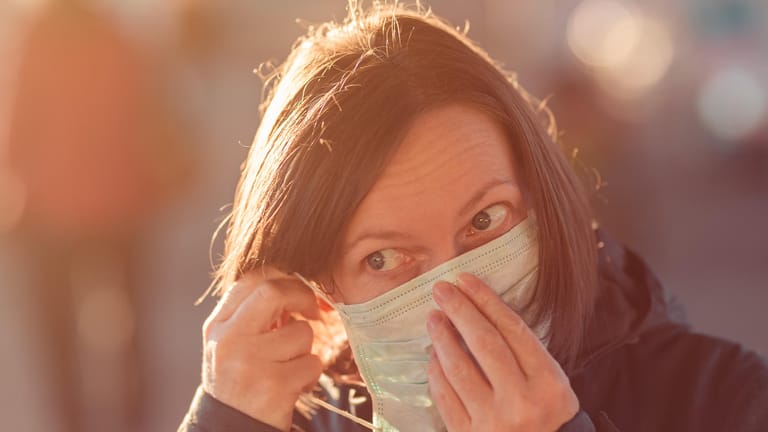 Mund-Nasen-Bedeckung: Viele Menschen benutzen ihre Alltagsmasken falsch, meint Hendrik Streeck.