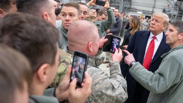 US-Präsident Donald Trump bei einem Besuch auf dem Stützpunkt der US-Luftwaffe in Ramstein. US-Präsident Donald Trump bei einem Besuch auf dem Stützpunkt der US-Luftwaffe in Ramstein.