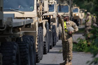 Kolonne von US-Militärfahrzeugen im nordrhein-westfälischen Augustdorf: Laut Bundesregierung ist über den Abzug von US-Truppen noch nicht entschieden.