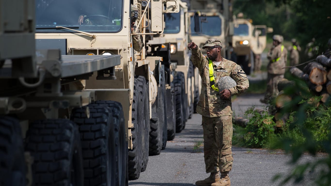 Kolonne von US-Militärfahrzeugen im nordrhein-westfälischen Augustdorf: Laut Bundesregierung ist über den Abzug von US-Truppen noch nicht entschieden.
