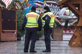 Polizisten am Berliner Breitscheidplatz: Nach dem Amri-Attentat hat einer ihrer Kollegen Informationen an die AfD durchgesteckt.
