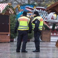 Polizisten am Berliner Breitscheidplatz: Nach dem Amri-Attentat hat einer ihrer Kollegen Informationen an die AfD durchgesteckt.