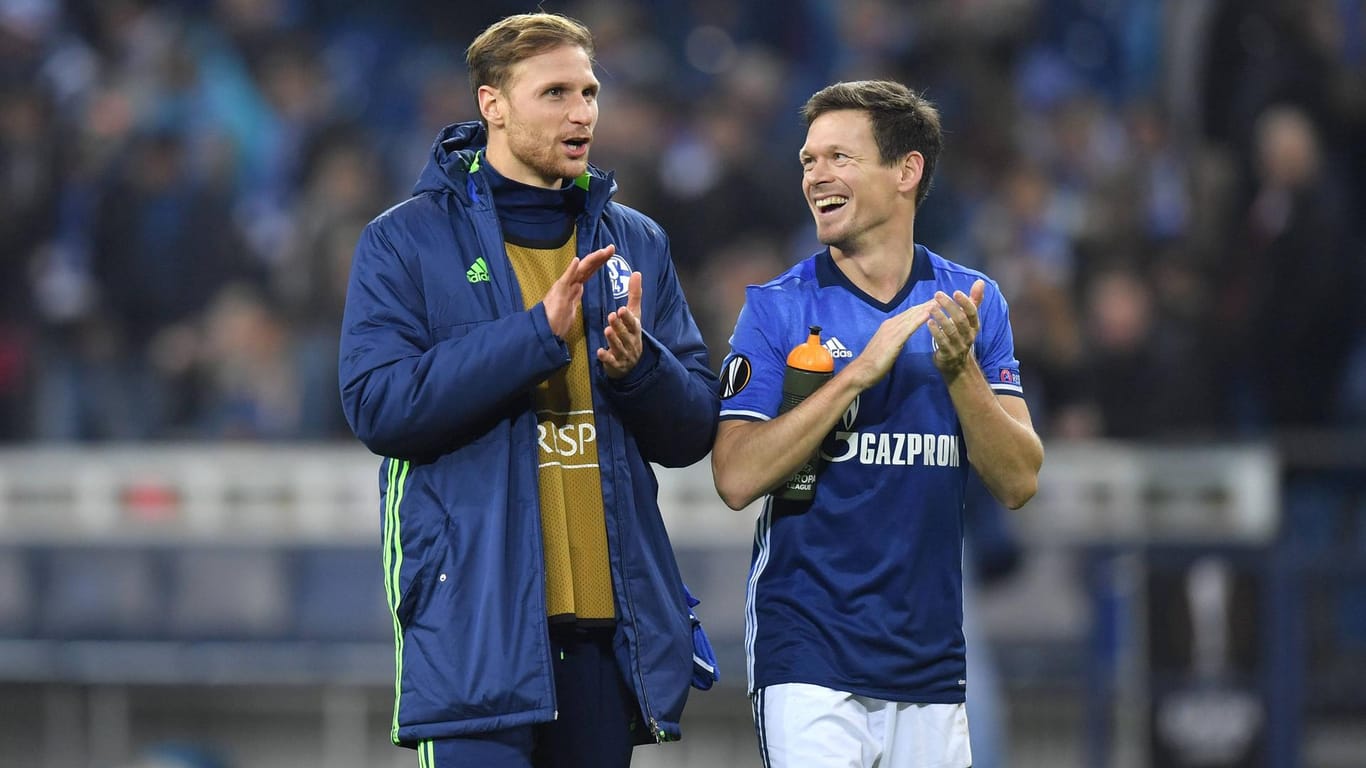 Benedikt Höwedes und Sascha Riether: Beide Ex-Schalke-Spieler standen gemeinsam für die Königsblauen auf dem Platz.
