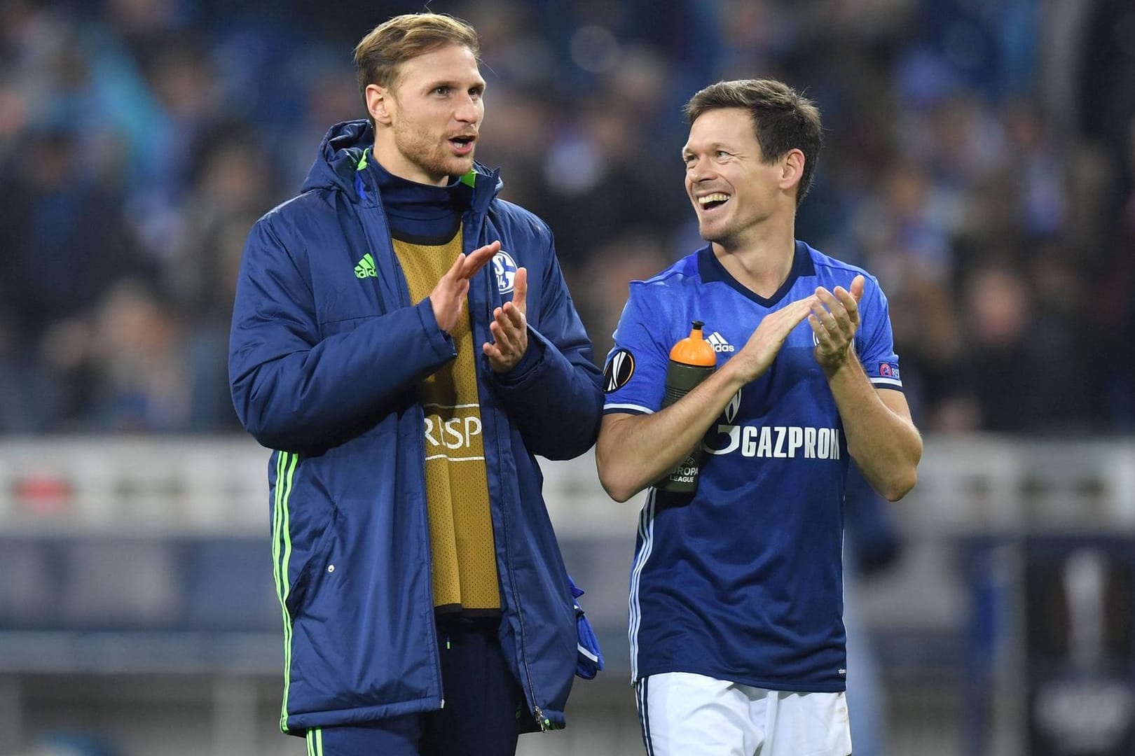 Benedikt Höwedes und Sascha Riether: Beide Ex-Schalke-Spieler standen gemeinsam für die Königsblauen auf dem Platz.